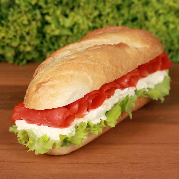 Sandwich fresco con salmón ahumado — Foto de Stock