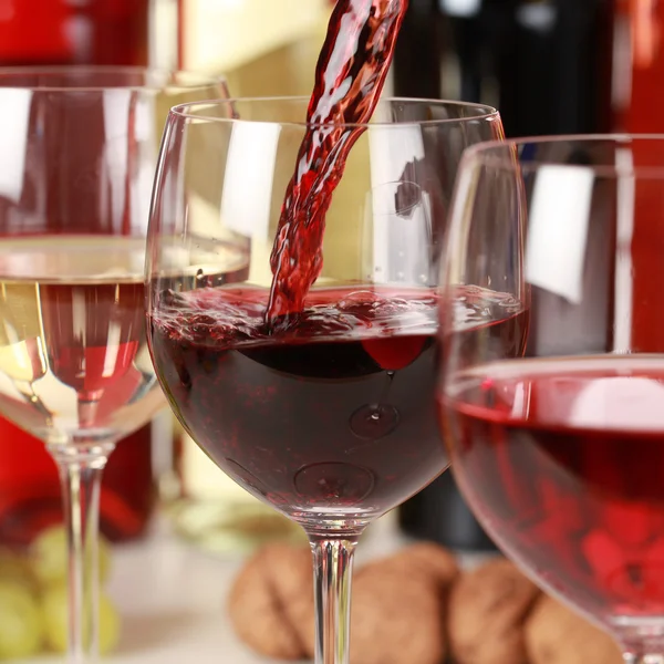 Vino rosso versato in un bicchiere di vino — Foto Stock