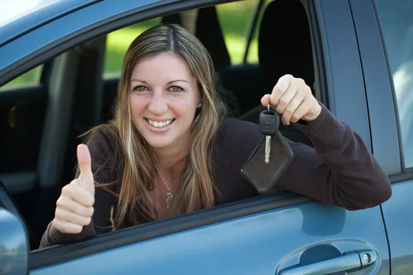 Motorista feliz com chave do carro — Fotografia de Stock