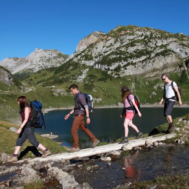 Genç dağlarda hiking