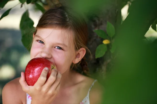 若い女の子はリンゴを食べる — ストック写真
