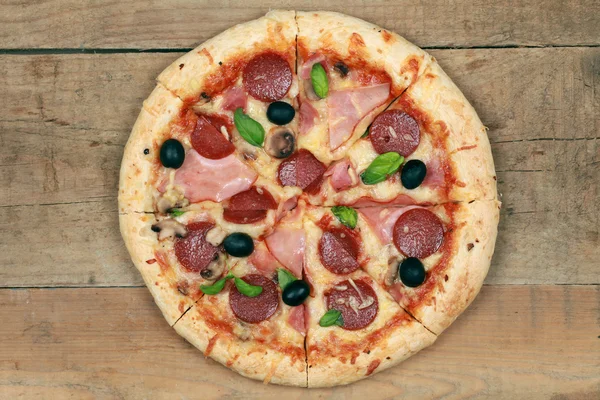 Pizza con jamón y pepperoni — Foto de Stock