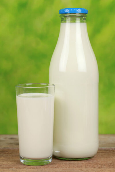 Молоко в бутылке и в стакане
