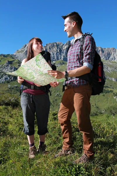 Young hikers in the mountains — Stock Photo, Image