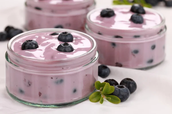 Yogur con arándanos servido en cuencos de cristal — Foto de Stock