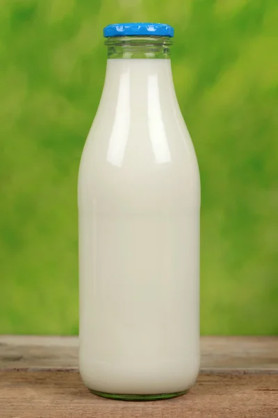 Leche fresca en una botella — Foto de Stock