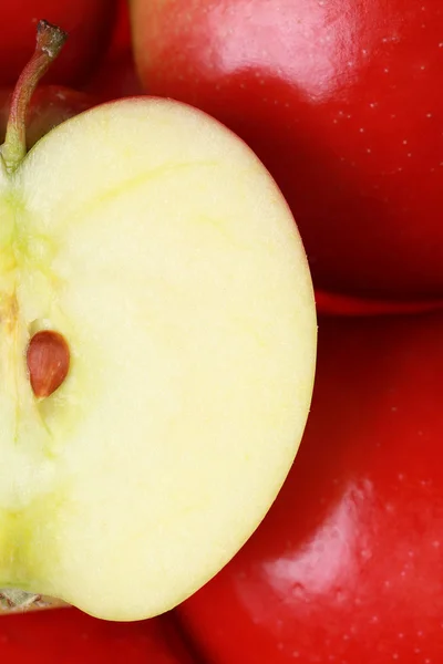 Ein halber Apfel — Stockfoto