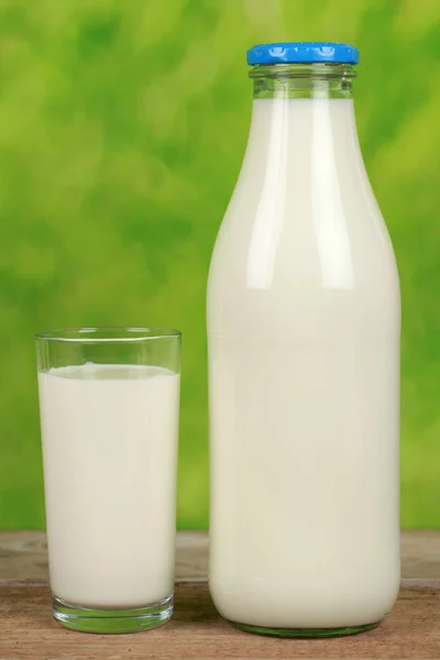 Leche ecológica en una botella — Foto de Stock