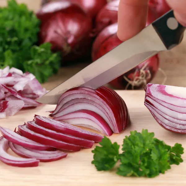 Preparación de alimentos: cortar una cebolla roja —  Fotos de Stock