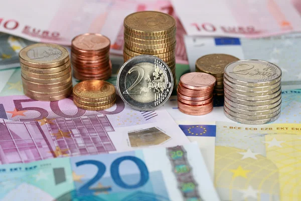 Euro-Münzen und Banknoten — Stockfoto