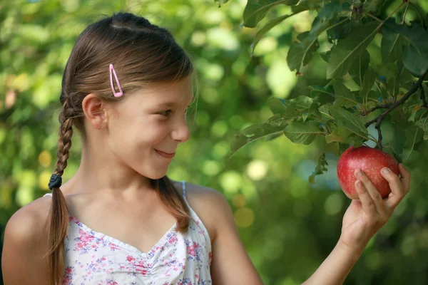 Flicka som håller ett äpple — Stockfoto