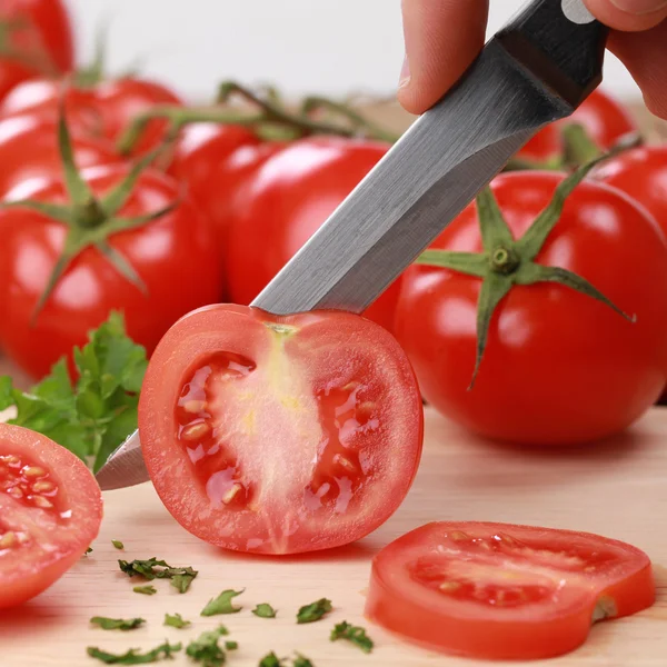 准备食物: 番茄切成薄片 — 图库照片