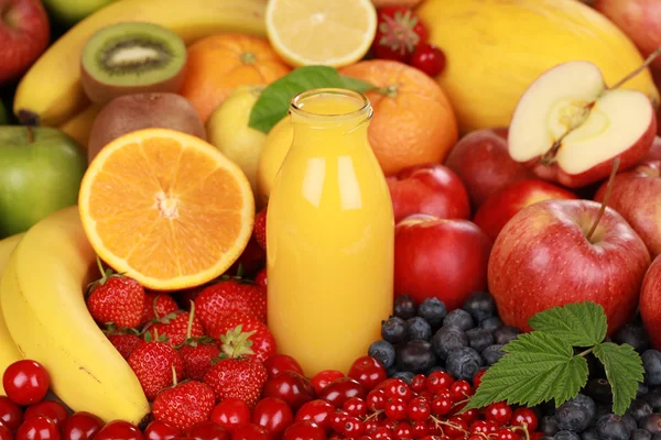 Jugo de naranja en una botella —  Fotos de Stock