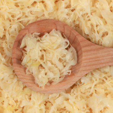 bir tahta üzerinde taze lahana turşusu