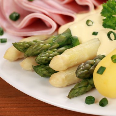 hollandaise sosu ile pişmiş kuşkonmaz