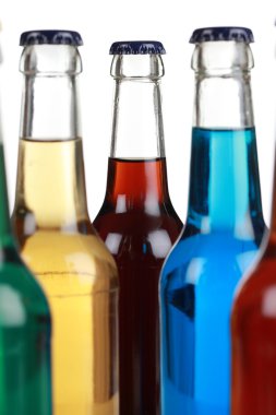 renkli şişe soda ile