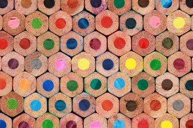 arka yüzüne renkli kalemler