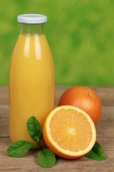 Jugo de naranja fresco en una botella —  Fotos de Stock