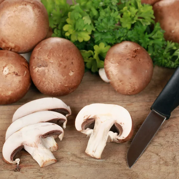 Preparazione del cibo: funghi marroni affettati — Foto Stock