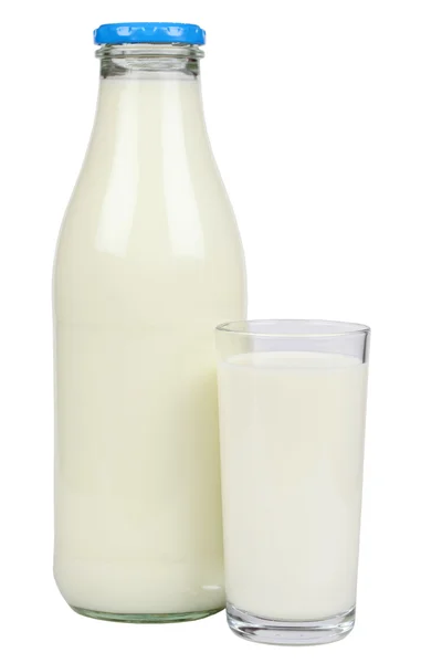 Bir şişe ve üzerinde beyaz izole bir bardak süt — Stok fotoğraf