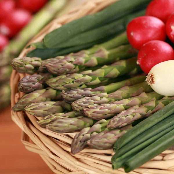 Verse asperges in een mand — Stockfoto