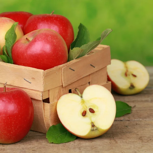 Vers geplukt appels in een houten doos — Stockfoto