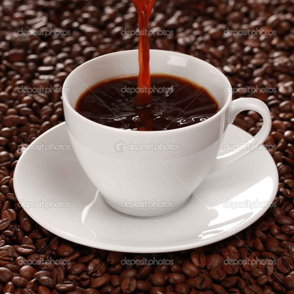 Café quente derramando em uma xícara — Fotografia de stock