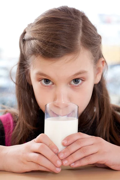 Junges Mädchen trinkt Milch — Stockfoto