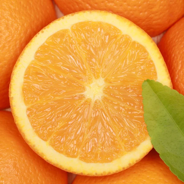 Naranja en rodajas con una hoja —  Fotos de Stock