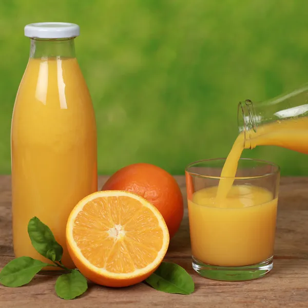 Апельсини та свіжий сік — стокове фото