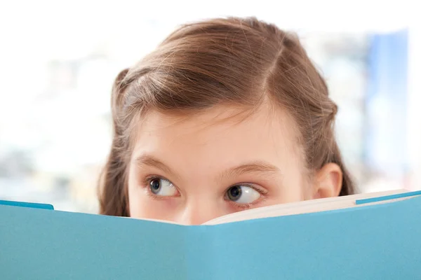 Dívka čtoucí knihu ve škole — Stock fotografie