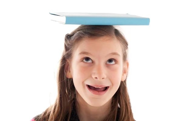 Imagem simbólica: Menina segurando um livro na cabeça — Fotografia de Stock