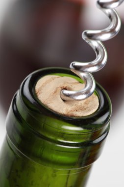 bir şişe kırmızı şarap ile açılış