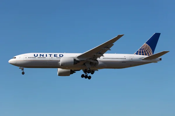 United Airlines Boeing 777-200 —  Fotos de Stock