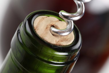 Şarap şişesi ve tirbuşon.