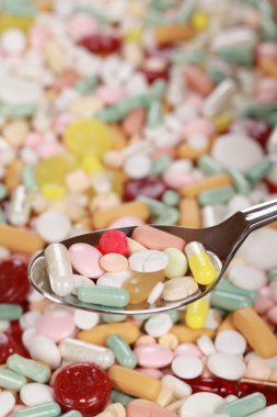 bir kaşık renkli hapları