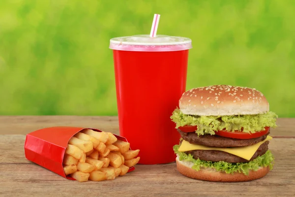 Jídlo se seznamem cheeseburger s hranolky a cola — Stock fotografie