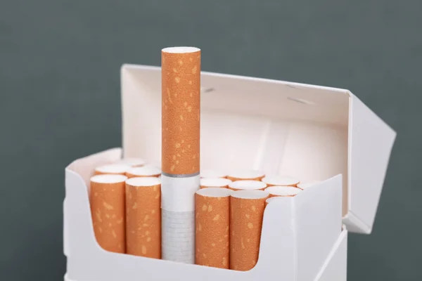 Открытая упаковка сигарет — стоковое фото