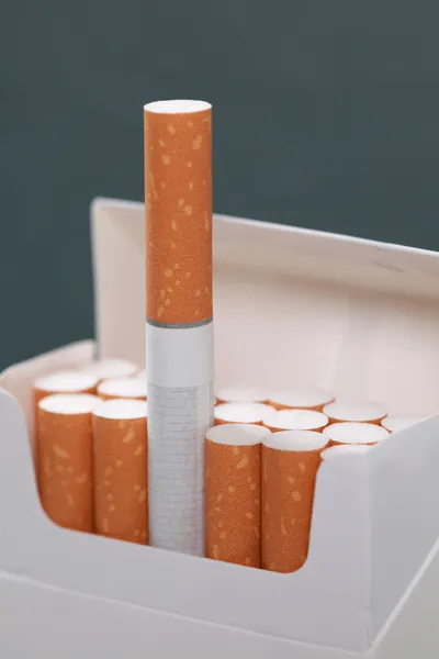 Упаковка с сигаретами — стоковое фото