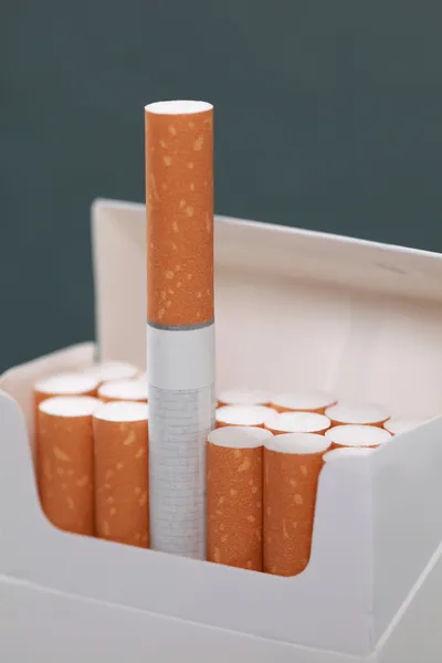 Balení cigaret — Stock fotografie