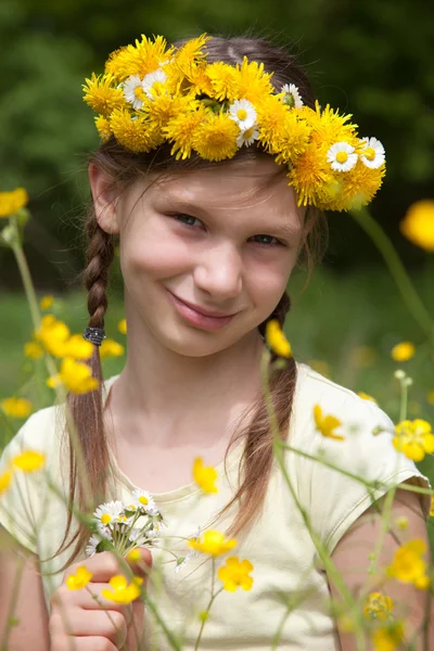 Девушка с цветами на голове в природе — стоковое фото