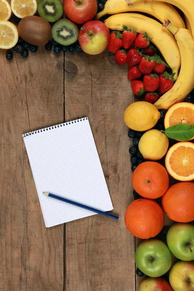 Lista de compras y frutas frescas —  Fotos de Stock