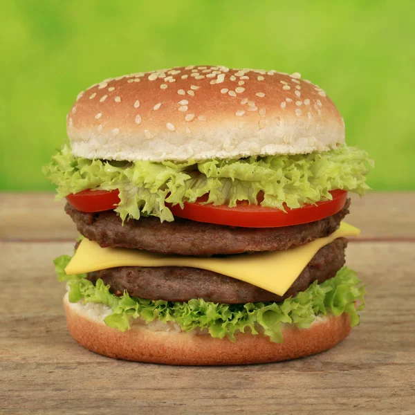 Dubbel ostburgare med tomater och sallad — Stockfoto