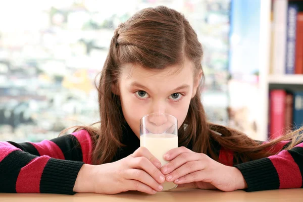 Концепция здорового питания с девушкой, пьющей молоко — стоковое фото