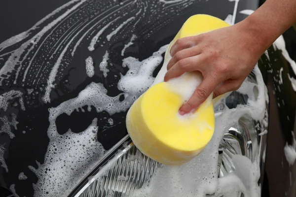 Auto mit Schwamm waschen — Stockfoto