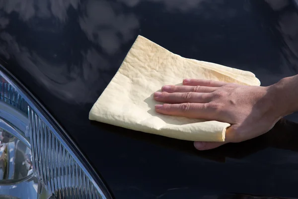 Lucidare il cofano di un'auto con un camoscio — Foto Stock