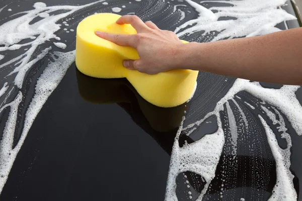 Auto mit viel Schaum waschen — Stockfoto