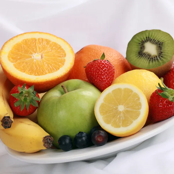 Teller mit frischen Früchten — Stockfoto