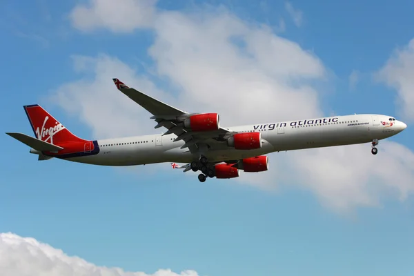 Airbus A340-600 компании Virgin Atlantic Лицензионные Стоковые Фото