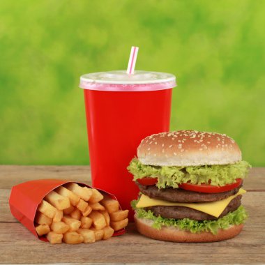 duble çizburger açılan yemek patates kızartması ve kola ile